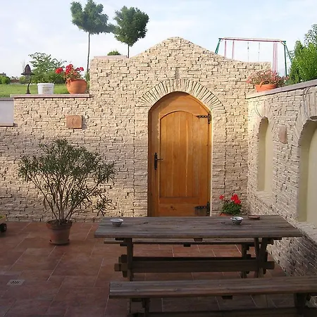 Villa Corvina Gyorujbarat