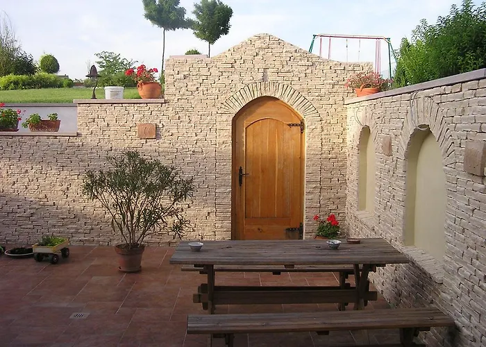 Vila Corvina Győrújbarát